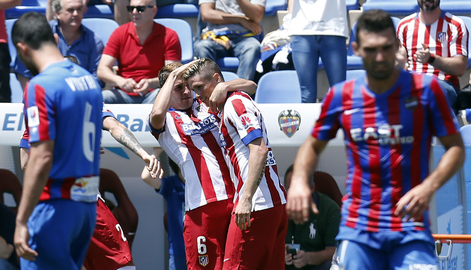 Temporada 14/15. Partido Levante - Atlético de Madrid. Koke se abraza a Fernando Torres para celebrar juntos el gol que marco este último.