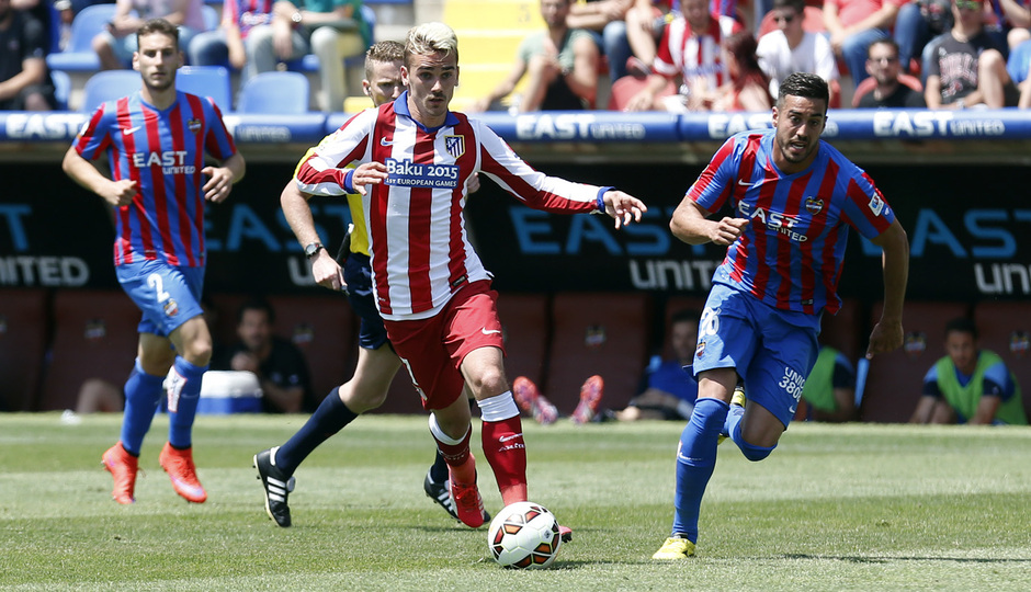 Temporada 14/15. Partido Levante - Atlético de Madrid. Antoine Griezmann se lleva el balón hacia la portería rival.