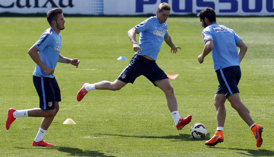 temporada 14/15. Entrenamiento en la ciudad deportiva de Majadahonda. Torres golpeando un balón durante el entrenamiento