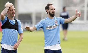 temporada 14/15. Entrenamiento en la ciudad deportiva de Majadahonda. Griezmann y Juanfran bromeando durante el entrenamiento