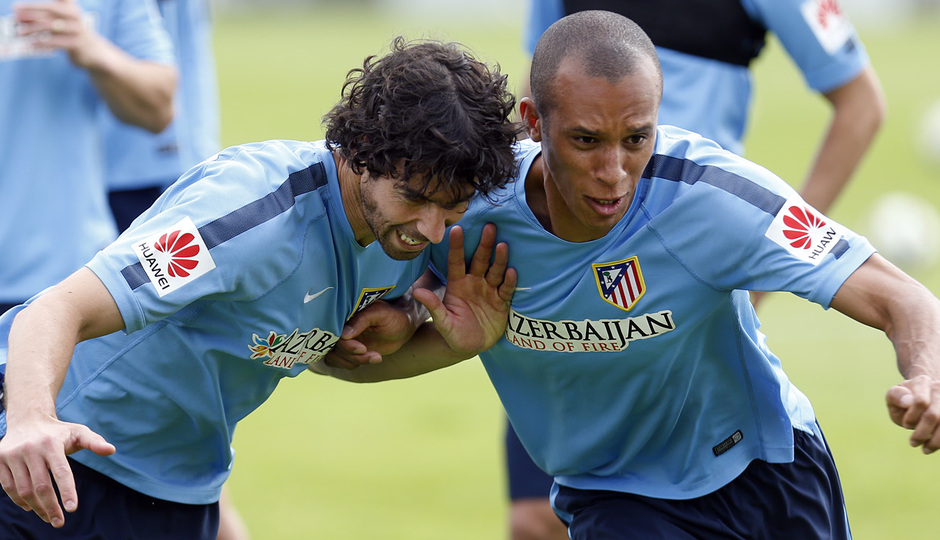 temporada 14/15. Entrenamiento en la ciudad deportiva de Majadahonda. Tiago y Miranda realizando ejecicios físicos durante el entrenamiento