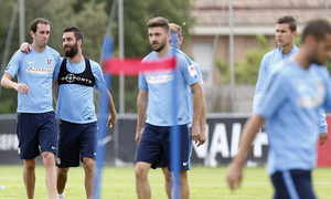 temporada 14/15. Entrenamiento en la ciudad deportiva de Majadahonda. Arda y Godín hablando durante el entrenamiento