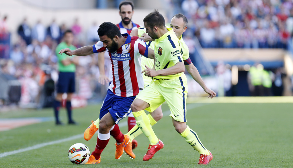 Temporada 14-15. Jornada 37. Atlético de Madrid - FC Barcelona. Arda Turan protege el balón con Alba e Iniesta tratando de arrebatárselo. Foto: A.G.