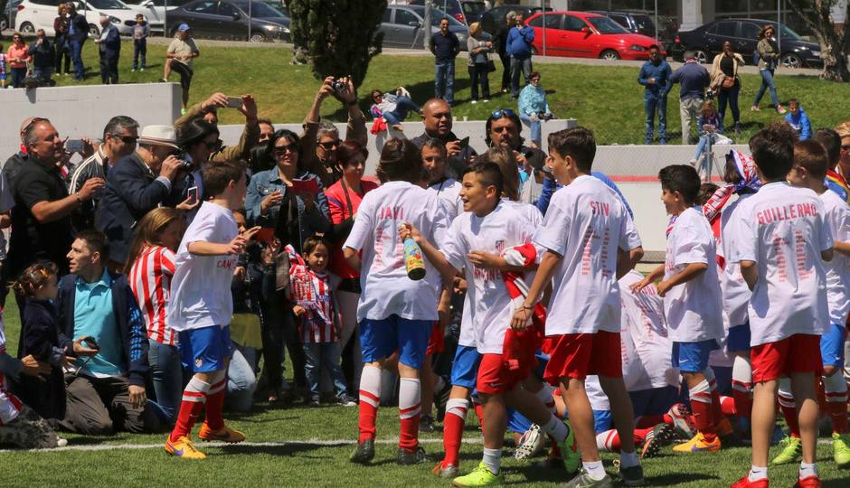 Los jugadores del Atlético de Madrid Alevín festejan el título conquistado en la última jornada
