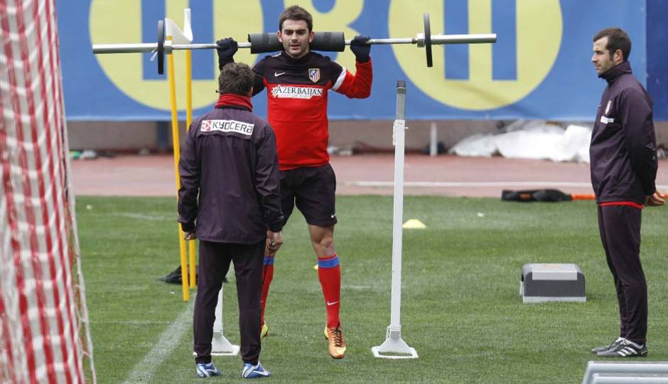 Adrián realiza ejercicios físicos en el Calderón en el entrenamiento realizado el lunes 4 de marzo