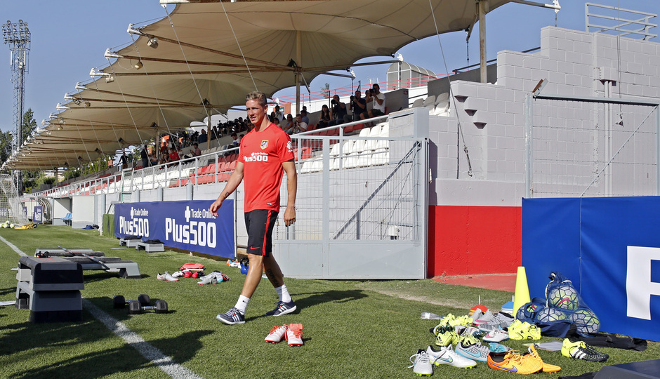 Pretemporada 2015-2016. Fernando Torres salta al césped de la Ciudad Deportiva