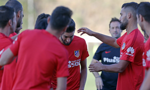 temporada 15/16. Entrenamiento en la ciudad deportiva de Majadahonda. Jugadores haciendo pasillo a Carrasco durante el entrenamiento