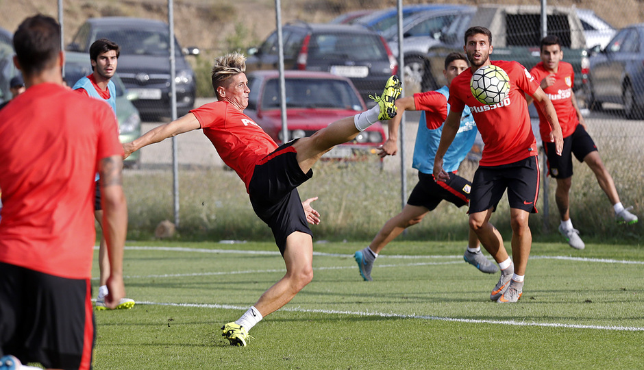 temporada 15/16. Entrenamiento en los Ángeles de San Rafael. Torres disparando a puerta durante el entrenamiento