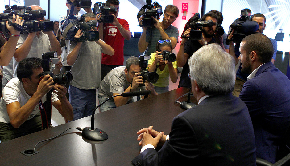 Despedida Mario Suárez. Los periodistas presentes graban imágenes de Mario Suárez y Enrique Cerezo.