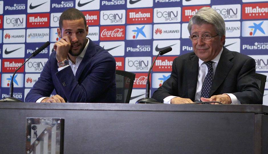 Mario Suárez, visiblemente emocionado, en el día de su despedida del Atlético de Madrid