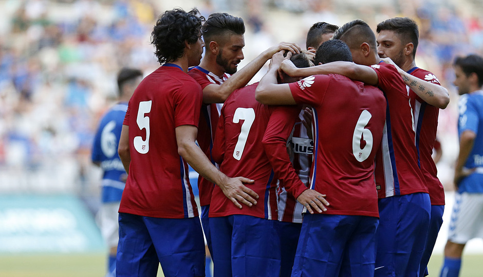 Pretemporada 2015/16. Partido Real Oviedo - Atlético de Madrid. Los jugadores celebran en piña el primer gol del partido anotado por Griezmann.
