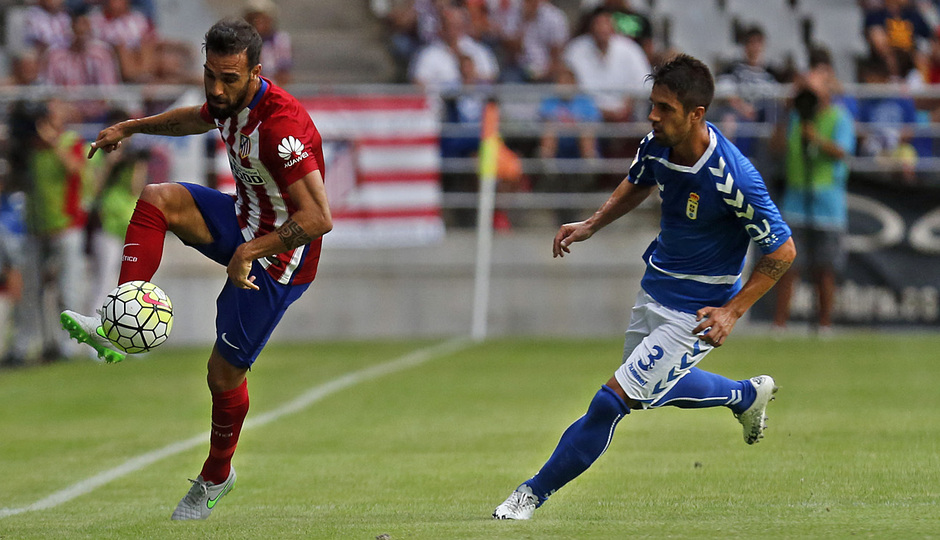 Pretemporada 2015/16. Partido Real Oviedo - Atlético de Madrid. Jesús Gámez controla un balón en la banda derecha en la segunda parte 