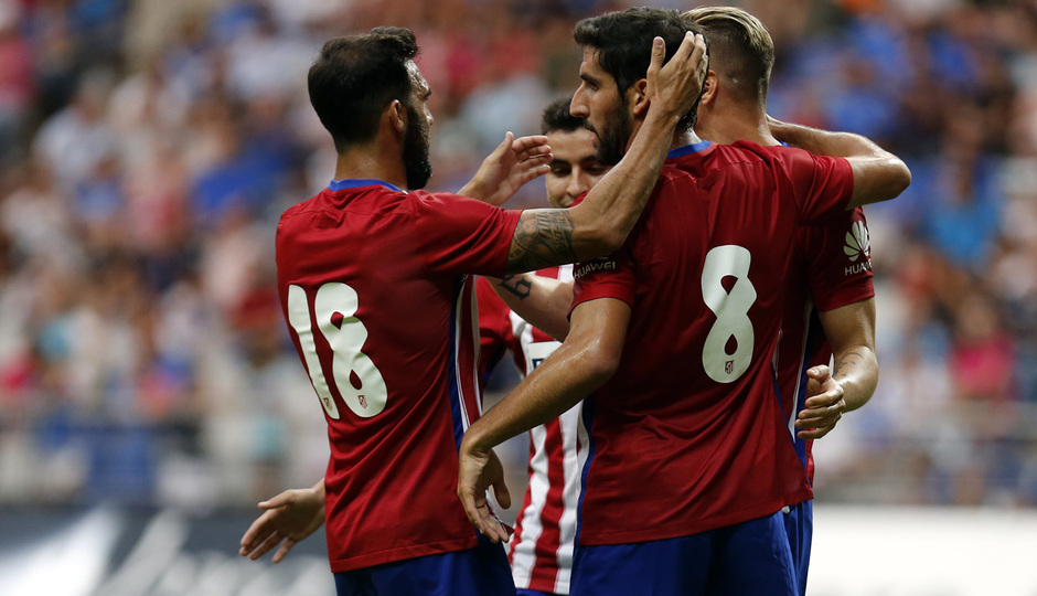 Pretemporada 2015/16. Partido Real Oviedo - Atlético de Madrid. Los compañeros felicitaron a Fernando Torres por marcar el segundo tanto del partido.