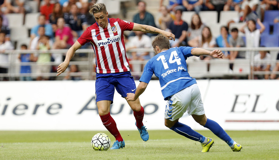 Pretemporada 2015/16. Partido Real Oviedo - Atlético de Madrid. Fernando Torres driblando al defensor de Real Oviedo.