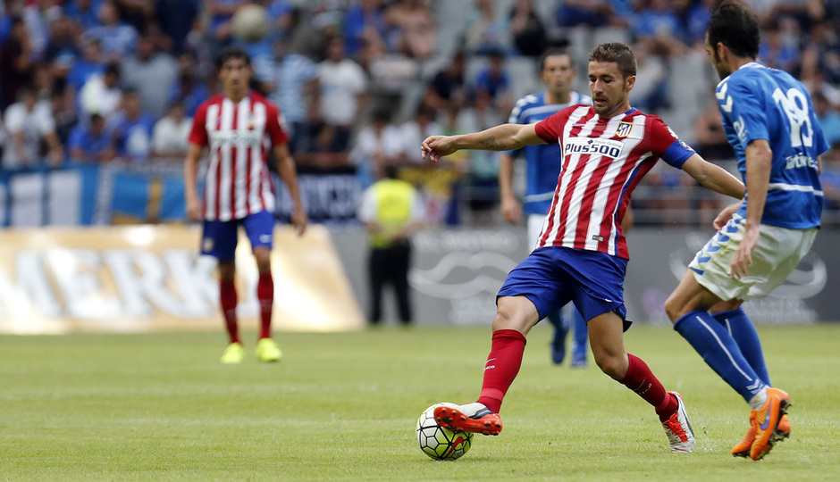Pretemporada 2015/16. Partido Real Oviedo - Atlético de Madrid. Gabi roba un balón durante el partido.