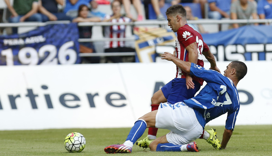 Pretemporada 2015/16. Partido Real Oviedo - Atlético de Madrid. Luciano Vietto recibe una falta de su defensor.