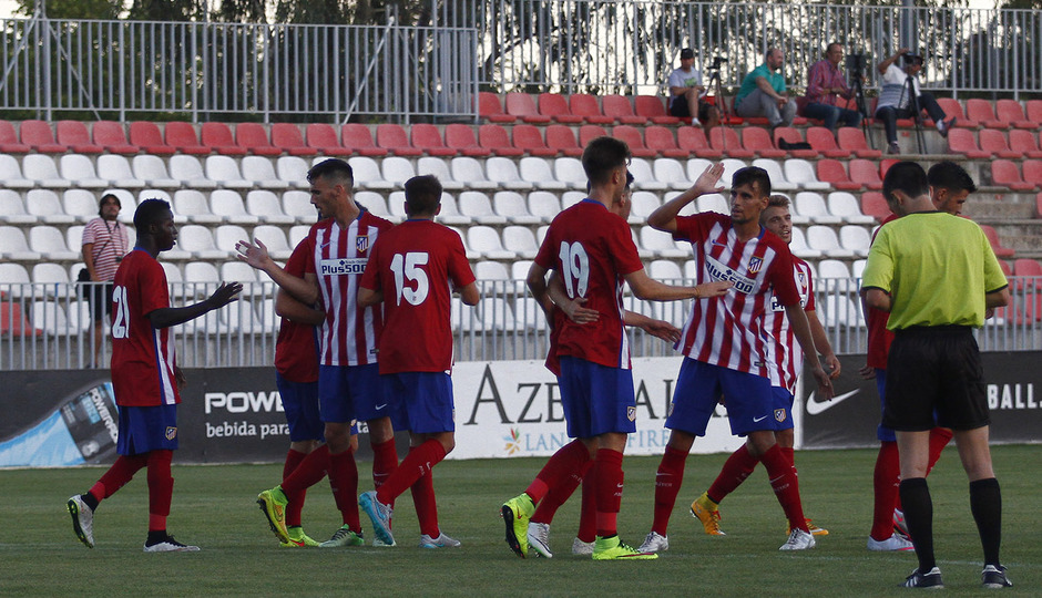 Los jugadores rojiblancos celebran el 2-0, uno de los tres goles de Héctor