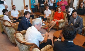 El Gobernador de Saga charla con Vietto, Correa, Juanfran y Tiago