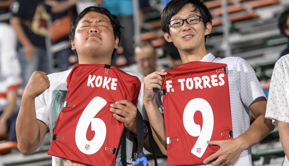 Dos fans de Koke y Torres en un entrenamiento en Saga
