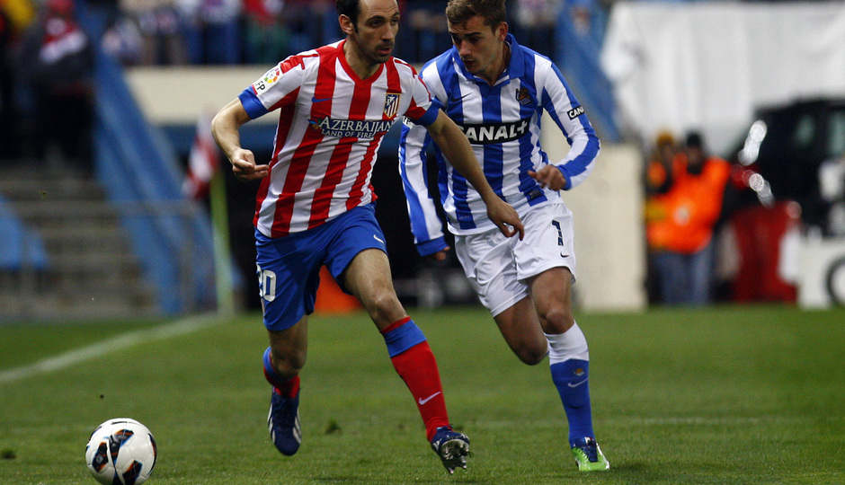 Temporada 12/13. Partido Atlético de Madrid Real Sociedad. Juanfran se va de un adversario durante el partido