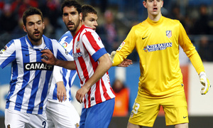 Temporada 12/13. Partido Atlético de Madrid Real Sociedad. Courtois sube a rematar un corner durante el partido