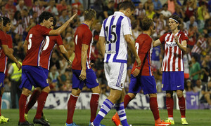 Partido amistoso Atlético de Madrid - Real Sociedad. El equipo celebra el tanto en propia puerta del rival