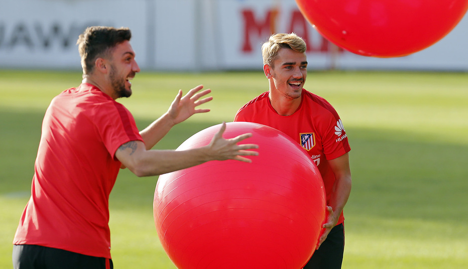 temporada 15/16. Entrenamiento en la ciudad deportiva de Majadahonda. Griezmann realizando ejercicios físicos durante el entrenamiento
