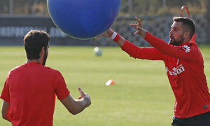 temporada 15/16. Entrenamiento en la ciudad deportiva de Majadahonda. Moyá realizando ejercicios físicos durante el entrenamiento
