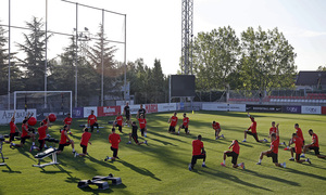 temporada 15/16. Entrenamiento en la ciudad deportiva de Majadahonda. Jugadores estiando durante el entrenamiento