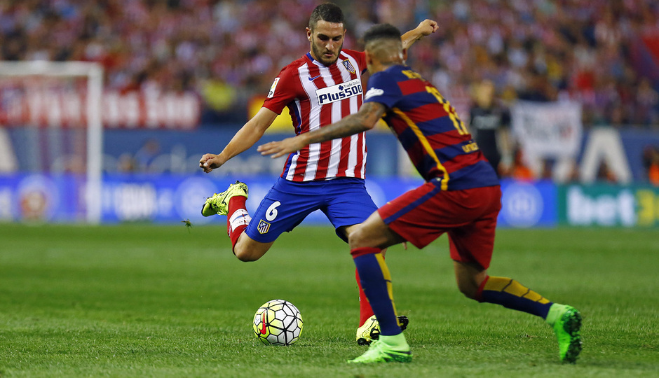 temporada 15/16. Partido Atlético de Madrid Barcelona.  Koke disparando a puerta durante el partido