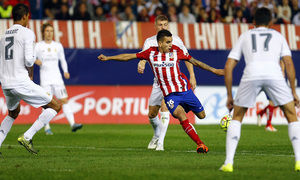 temporada 15/16. Partido Atlético de madrid Real madrid. Correa disparando a puerta