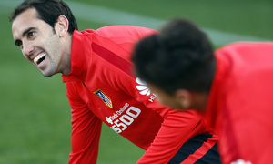 temporada 15/16. Entrenamiento en la ciudad deportiva de Majadahonda. Godín realizando ejercicios con balón durante el entrenamiento