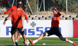 temporada 15/16. Entrenamiento en la ciudad deportiva de Majadahonda. Saúl  realizando ejercicios con balón durante el entrenamiento