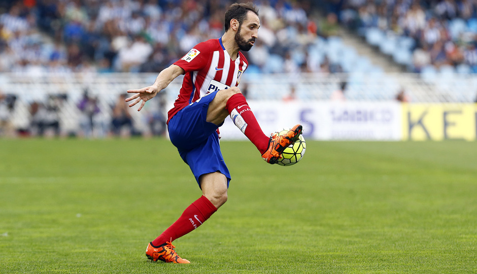 temp. 2015-2016 | Real Sociedad-Atlético de Madrid: Juanfran controla el esférico