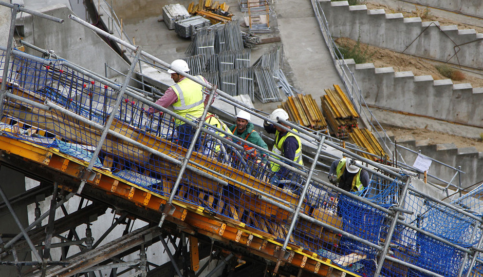 Obreros trabajando en la zona del marcador del fondo norte del Nuevo Estadio