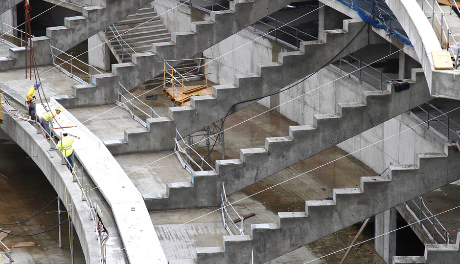 Detalle de los obreros colocando las gradas en la grada intermedia del fondo sur del Nuevo Estadio