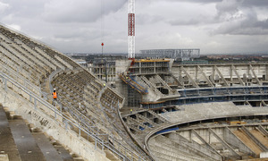Vista del estado de las obras de la grada principal y el fondo norte del Nuevo Estadio