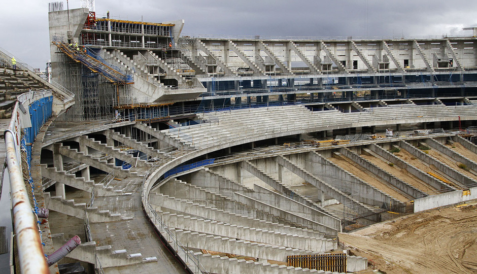 Vista del estado de las obras de la grada principal y la zona del marcador del fondo norte del Nuevo Estadio