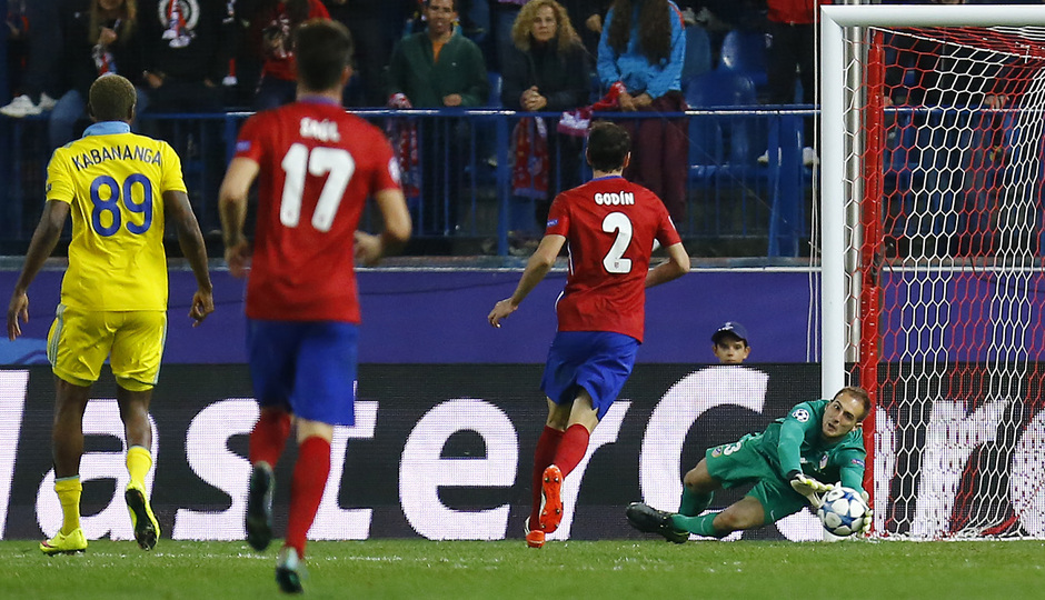 temporada 15/16. Partido Champions League. Atlético de Madrid Astana. Oblak deteniendo un balón durante el partido