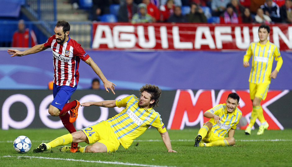temporada 15/16. Partido Champions League. Atlético de Madrid Astana. Juanfran luchando un balón durante el partido