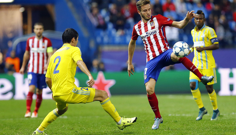 temporada 15/16. Partido Champions League. Atlético de Madrid Astana. Saúl con el balón durante el partido