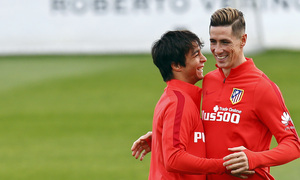 temporada 15/16. Entrenamiento en la ciudad deportiva de Majadahonda. Torres y Óliver bromeando durante el entrenamiento