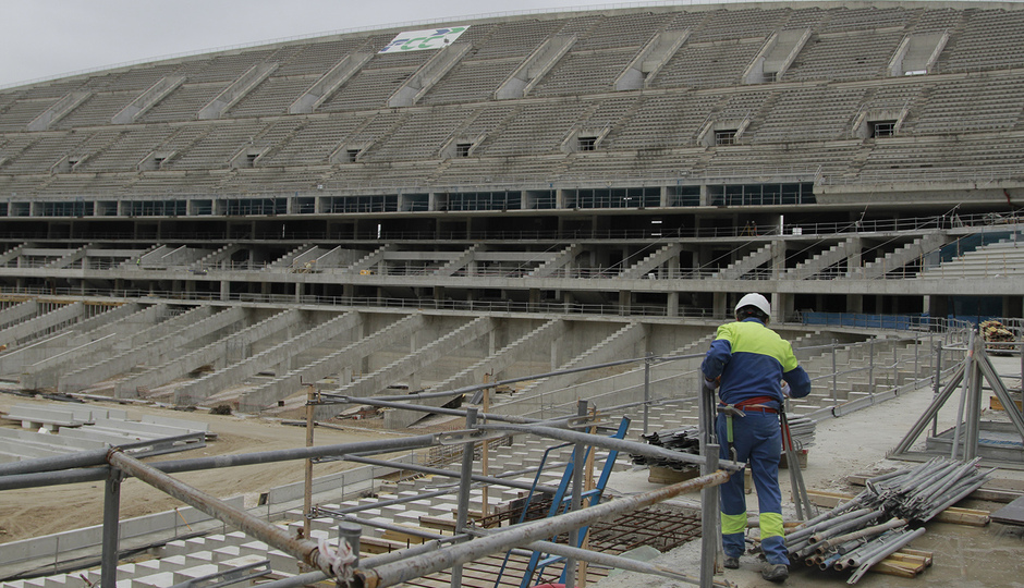 Vista del estado de las obras de la tribuna principal del Nuevo Estadio desde el fondo sur