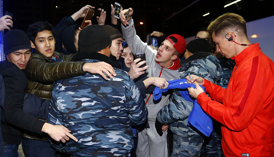 Temporada 2015-2016. Fernando Torres firma autógrafos a los aficionados de Kazajistán
