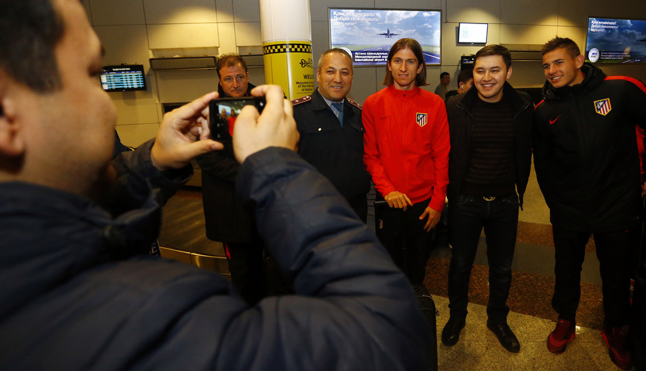 Temporada 2015-2016. Filipe Luis se fotografía con aficionados en la llegada a Astana 