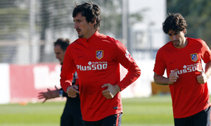 temporada 15/16. Entrenamiento en la ciudad deportiva de Majadahonda. Savic y Tiago realizando ejercicios durante el entrenamiento