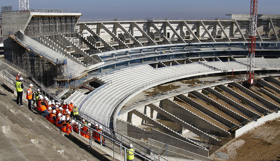 Visita de las Peñas al nuevo estadio | Peñistas escuchan las explicaciones en la tribuna principal