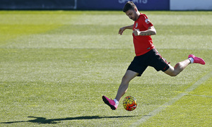 temporada 15/16. Entrenamiento en la ciudad deportiva de Majadahonda. Siqueira realizando ejercicios con balón durante el entrenamiento