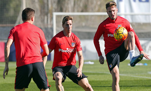 temporada 15/16. Entrenamiento en la ciudad deportiva de Majadahonda. Saúl  controlando un balón durante el entrenamiento