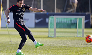 temporada 15/16. Entrenamiento en la ciudad deportiva de Majadahonda. Simeone golpeando un balón durante el entrenamiento